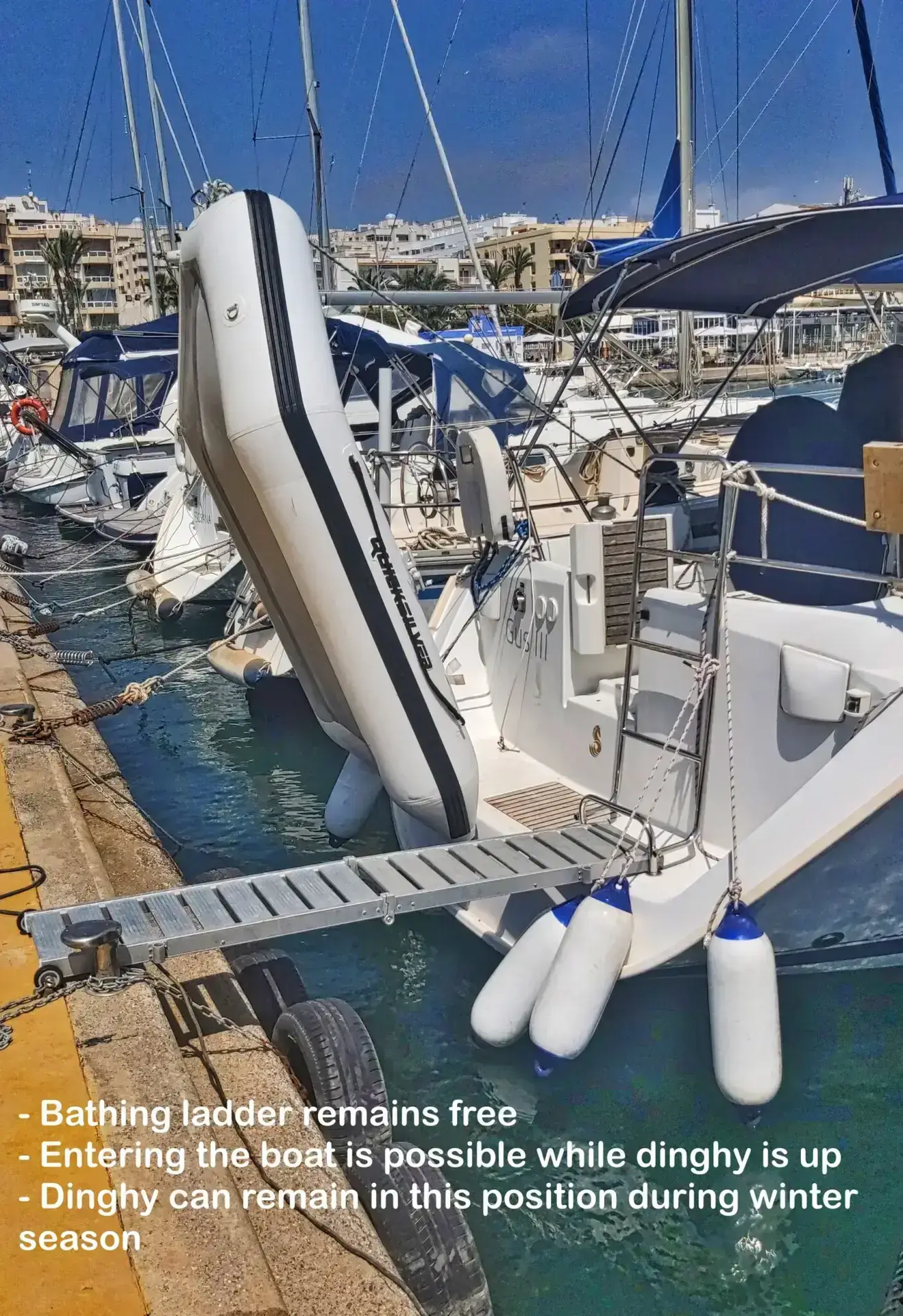 TenderConnect Dinghytransport am Heckspiegel einer Yacht montiert